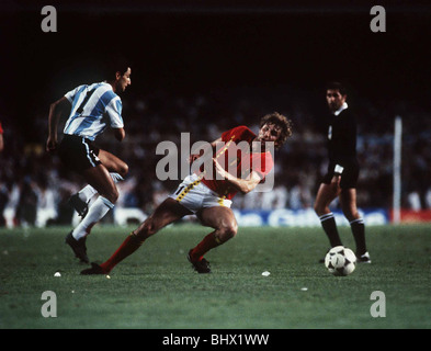 Argentina v Belgio Coppa del Mondo di calcio 1982 Osvaldo Ardiles e Jan Ceulemans Foto Stock