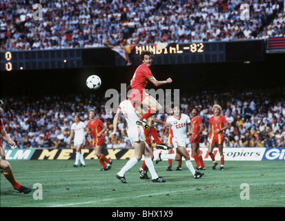 World Cup 1982 Belgiun 0 URSS 1 Belgio respingono un altro attacco sovietico sul traguardo Foto Stock