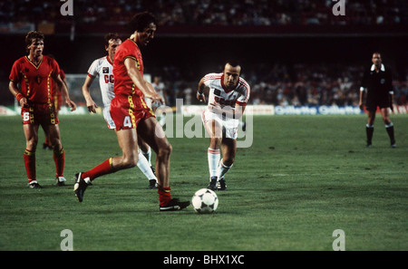 World Cup 1982 Belgiun 0 URSS 1 Walter Meeuws del Belgio è sulla sfera, inseguito da Ramaz Shengelia Aleksandrowicz Foto Stock