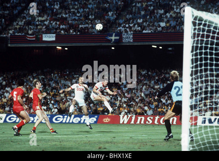 World Cup 1982 Belgiun 0 URSS 1 Michel Renquin (5) OROLOGI come un giocatore sovietico capi la palla verso la porta Foto Stock