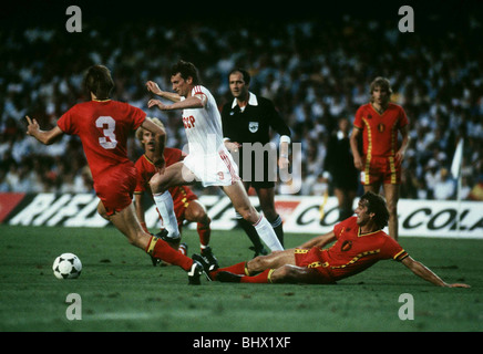 World Cup 1982 Belgiun 0 URSS 1 Luc Millecamps (3) e Yuri Gavrilov (9) codifica per la sfera Foto Stock