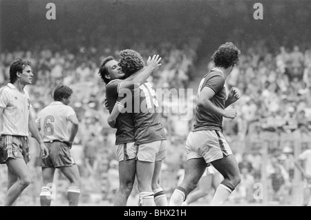 1982 World Cup Finals Gruppo Quattro corrispondono a Bilbao, Spagna. Inghilterra 3 v Francia 1. L'Inghilterra del Ray Wilkins celebra un obiettivo con Foto Stock