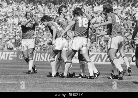 1982 World Cup Finals Gruppo Quattro corrispondono a Bilbao, Spagna. Inghilterra 3 v Francia 1. Inghilterra " i giocatori da sinistra a destra: Mick Mills, Foto Stock