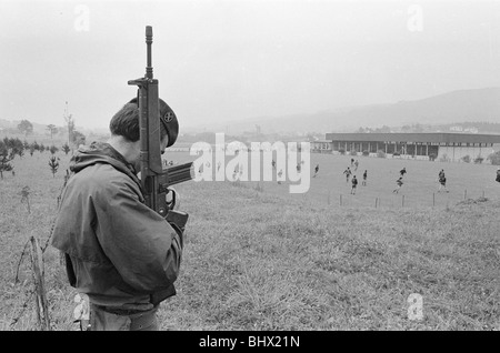 1982 World Cup Finals Gruppo Quattro corrispondono a Bilbao, Spagna. Inghilterra 3 v Francia 1. Una spagnola la guardia di sicurezza armata di pistola della macchina Foto Stock