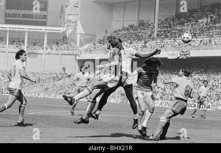 1982 World Cup Finals Gruppo Quattro corrispondono a Bilbao, Spagna. Inghilterra 3 v Francia 1. Inghilterra player jumpng fino per la palla in Foto Stock