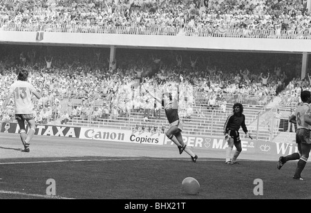 1982 World Cup Finals Gruppo Quattro corrispondono a Bilbao, Spagna. Inghilterra 3 v Francia 1. L'Inghilterra del Bryan Robson celebra dopo avere rigature Foto Stock