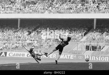 1982 World Cup Finals Gruppo Quattro corrispondono a Bilbao, Spagna. Inghilterra 3 v Francia 1. L'Inghilterra del Bryan Robson punteggi più veloce che mai Foto Stock