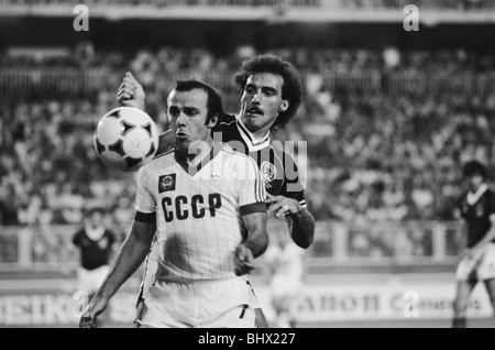 1982 Fase finale della Coppa del Mondo a Malaga, Spagna. Unione Sovietica 2 v Scotland 2. Unione Sovietica Ramaz Shengelia è contestata per la sfera Foto Stock