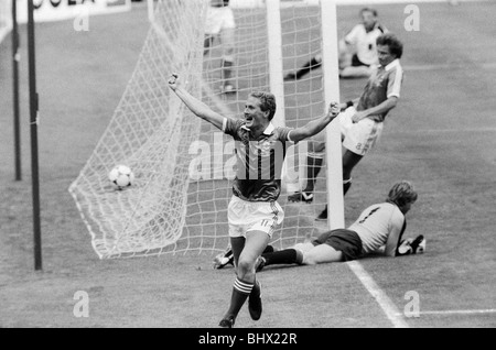 1982 Fase finale della Coppa del Mondo di Madrid in Spagna. Secondo Turno gruppo D Match. Irlanda del Nord 2 v Austria 2. Billy Hamilton celebra Foto Stock