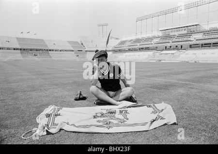 1982 World Cup Finals Gruppo sei corrispondono a Malaga, Spagna. Unione Sovietica 2 v Scotland 2. Uno sconsolato Scozia fans si siede da solo all'interno Foto Stock