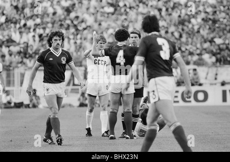 1982 World Cup Finals Gruppo sei corrispondono a Malaga, Spagna. Unione Sovietica 2 v Scotland 2. Graeme Souness appelli a una decisione per il Foto Stock