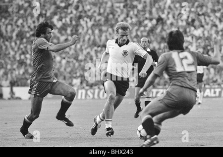 2° luglio 1982 la fase finale della Coppa del Mondo secondo turno gruppo B corrispondono, Madrid, Spagna. Germania Ovest 2 v Spagna 1 Karl-Heinz Rummenigge sulla sfera Foto Stock