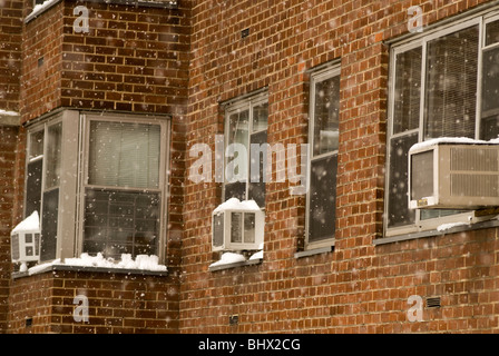 Condizionatori in condominio windows sono coperti di neve in New York Foto Stock