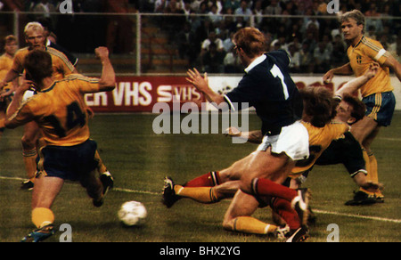 La Coppa del Mondo di Calcio Italia 1990 gruppo C Scozia 2 Svezia 1 diversi giocatori corrono per la palla allo stesso tempo, nell'goalmouth svedese. Luigi Ferraris, Genova Foto Stock