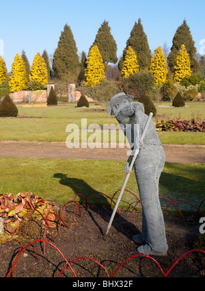 Un filo di una scultura in il giardino di rose a Newstead Abbey nel Nottinghamshire, England Regno Unito Foto Stock