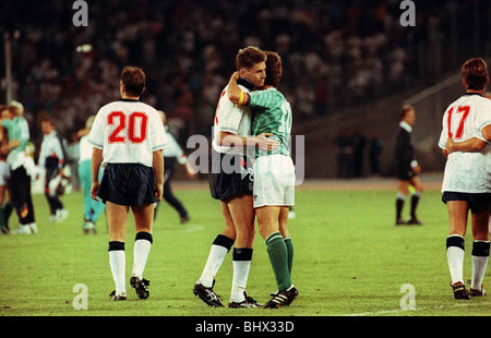 World Cup 1990 Semi Finale Inghilterra 1 Germania Ovest 1 Chris Waddle il calcio è consolata e abbracciata da Lothar Matthaus di W in Germania dopo la partita in cui Waddle perso una penalità nella Coppa del Mondo di Calcio 1990 semi finale in Inghilterra e Germania Ovest gioco in Italia. Inghilterra ha richiamato il gioco 1-1 ma perso sulle sanzioni 4-3 dbase Foto Stock