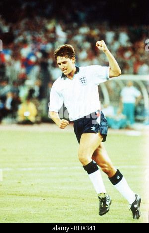 World Cup Semi finale a Torino, Italia Luglio 1990 Inghilterra 1 v Germania Ovest 1 (Germania Ovest vincere 5-4 sulle sanzioni) Inghilterra England's Gary Lineker festeggia dopo aver segnato la sua pena di sparare fuori Foto Stock