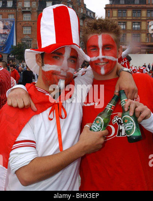 Per gli appassionati di calcio sostenitori Giugno 2002 mostrato in anticipo di Inghilterra e Danimarca 2. Round Match ventole danese si radunano nel centro di Copenhagen Foto Stock