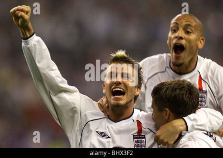 Inghilterra 3 Danimarca 0 Giugno, Niigata, Giappone. Owen è assaliti da Ferdinando e Beckham dopo il 2° obiettivo. wc2002 ©Mirrorpix Foto Stock