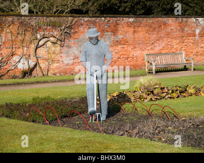 Un filo di una scultura in il giardino di rose a Newstead Abbey nel Nottinghamshire, England Regno Unito Foto Stock