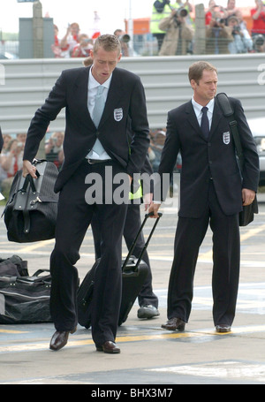 Peter Crouch con il resto dell'Inghilterra England football team di lasciare l'aeroporto di Luton nel loro cammino verso la Germania e la Coppa del Mondo di giugno 2006 Foto Stock