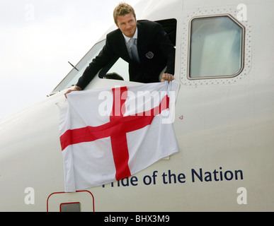 David Beckham con il resto dell'Inghilterra England football team di lasciare l'aeroporto di Luton nel loro cammino verso la Germania e la Coppa del mondo. Giugno 2007 Foto Stock