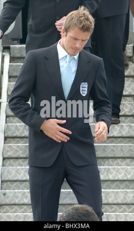 David Beckham con il resto dell'Inghilterra England football team di lasciare l'aeroporto di Luton nel loro cammino verso la Germania e la Coppa del mondo. Giugno 2009 Foto Stock