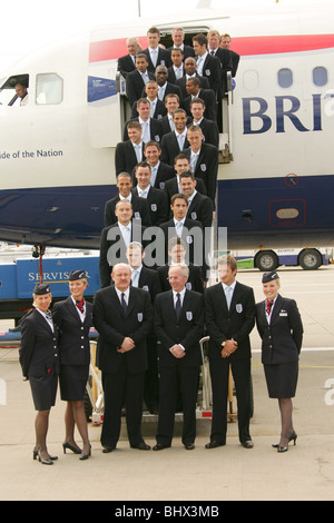 England football team di lasciare l'aeroporto di Luton nel loro cammino verso la Germania e la Coppa del mondo. Giugno 2006 Foto Stock