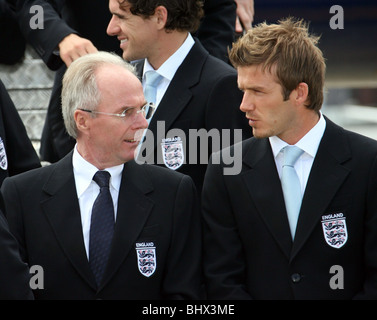 Sven Goran Ericsson e David Beckham visto qui con il resto dell'Inghilterra England football team di lasciare l'aeroporto di Luton nel loro cammino verso la Germania e la Coppa del mondo. Giugno 2006 Foto Stock