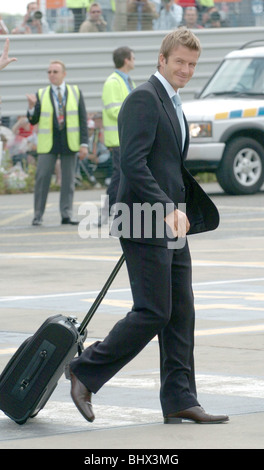 David Beckham con il resto dell'Inghilterra England football team di lasciare l'aeroporto di Luton nel loro cammino verso la Germania e la Coppa del mondo. Giugno 2006 Foto Stock