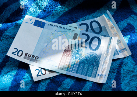 Di euro in un colorato telo da spiaggia Foto Stock