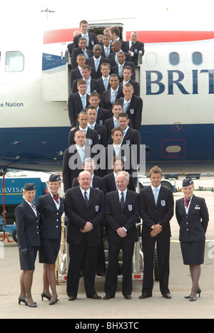 England football team di lasciare l'aeroporto di Luton nel loro cammino verso la Germania e la Coppa del mondo. Giugno 2006 Foto Stock