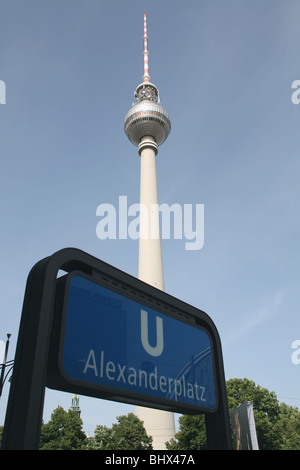 Fernsehturm TV Tower e Alexanderplatz stazione U-bahn ingresso Berlino Germania Maggio 2008 Foto Stock