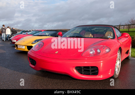 Linea di Supercars parcheggiato su Goodwood circuito di gara Foto Stock