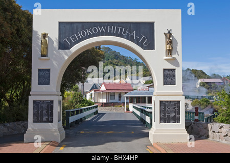 Il Memorial Archway all'ingresso del Whakarewarewa Thermal Village, a Rotorua, Nuova Zelanda Foto Stock