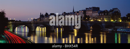 Alba riflessioni sul Fiume Senna, Ile de la Cite, Parigi, Francia Foto Stock