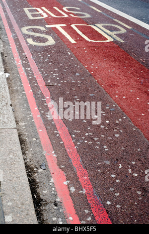 La gomma da masticare che sputò fuori sulla strada vicino alla fermata del bus a Londra, Inghilterra, Regno Unito, Europa Foto Stock