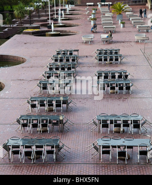 Svuotare posti a sedere e tavoli fuori un Waterside Cafe a Barbican, Londra UK Foto Stock