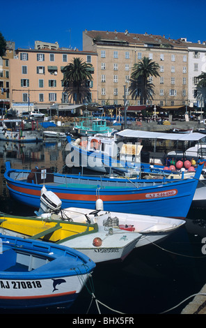 Colorato di colorate barche da pesca i pescatori del porto o Porto Vecchio e Porto di Ajaccio o Porto, Ajaccio, Corsica, Francia Foto Stock