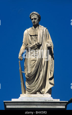 Statua di Napoleone Bonaparte vestito di toga come un imperatore romano o nobile, la Fontana dei quattro leoni, Ajaccio, Corsica, Francia Foto Stock