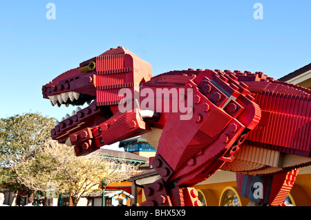 Rosso dinosauro Lego scultura all'aperto a Downtown Disney Marketplace di Orlando in Florida FL Foto Stock