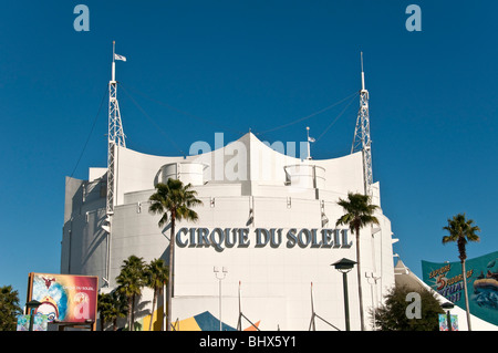 Cirque du Soleil gigante teatro bianco esterno dell'edificio Disney Molle ad ovest di Orlando in Florida FL Foto Stock