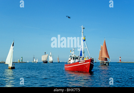 Le navi a vela sul fiume Warnow vicino a Rostock durante Hanse-Sail, Mar Baltico, Meclemburgo-Pomerania Occidentale, Germania Foto Stock