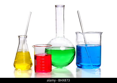 Vetreria di laboratorio con palloni e bicchiere su sfondo bianco Foto Stock