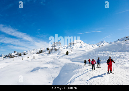 Gli sciatori sulle piste al Passo di Falzarego tra Andraz e Cortina d'Ampezzo, Dolomiti, Italia Foto Stock