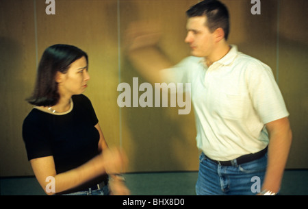Giovane uomo che colpisce la moglie Foto Stock