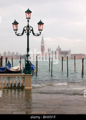 Alta marea a Venezia, come l'acqua comincia ad allagamenti in Piazza San Marco in una mattina inverni Foto Stock