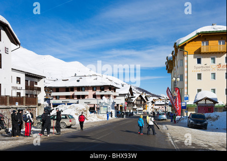 Strada principale nel centro del resort, Passo Tonale, Trentino, Italia Foto Stock