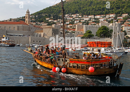 Escursione turistica di nave che entra in porto vecchio di Dubrovnik Porto , Croazia, Europa Foto Stock