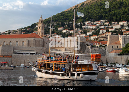 Escursione turistica di nave che entra in porto vecchio di Dubrovnik Porto , Croazia, Europa Foto Stock